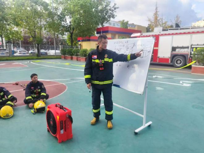 兴街消防救援站多措并举打好灭火实装训练“组合拳”m6米乐注册聚焦实战 拓新提能 淬炼尖兵——华(图4)
