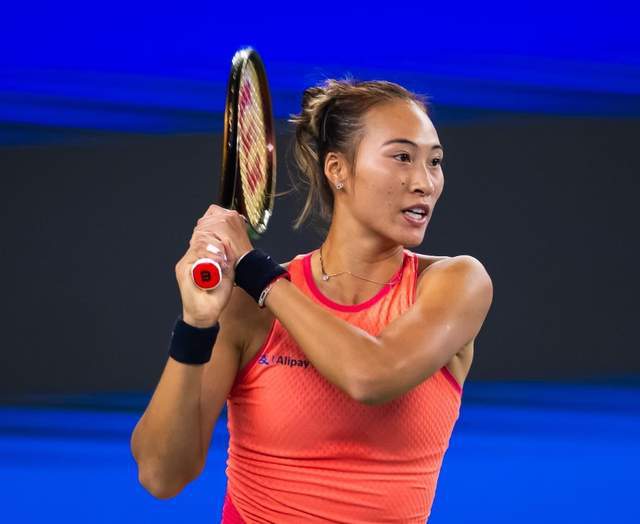 两盘完胜追平李娜纪录下轮对手产生米乐m6旗开得胜！东京赛郑钦文(图1)