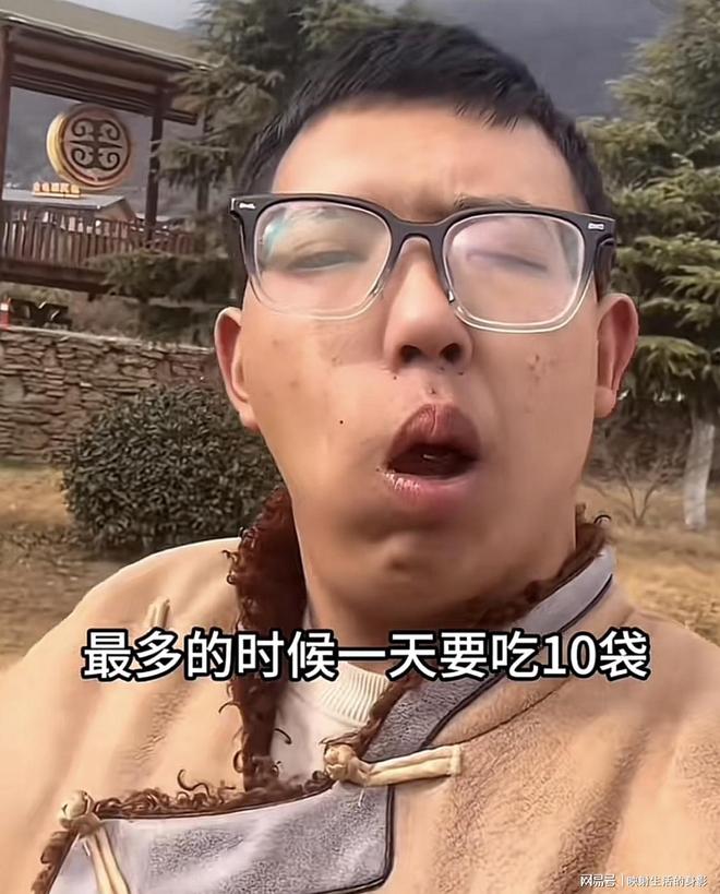 部变形还边嚼边劝大家别碰槟榔米乐m6男子嚼槟榔七年导致脸(图1)