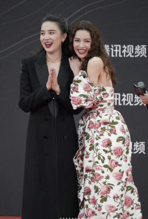 个风情万种却被29岁三线小花抢风头m6米乐澳门这一天内娱一线女星个(图14)