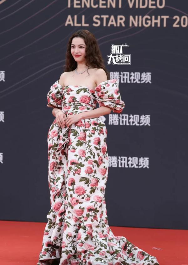个风情万种却被29岁三线小花抢风头m6米乐澳门这一天内娱一线女星个(图19)