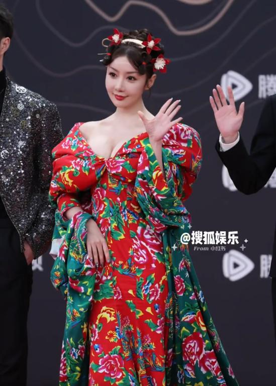 个风情万种却被29岁三线小花抢风头m6米乐澳门这一天内娱一线女星个(图27)